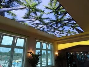 На потолках