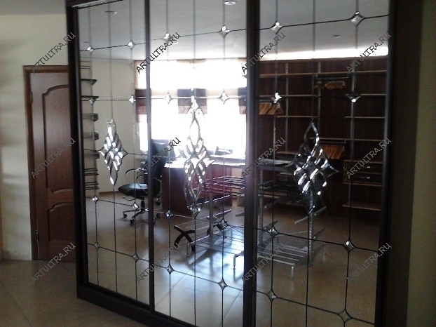 Раздвижные двери с фацетом