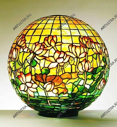 Настольные лампы Тиффани могут иметь самую разнообразную форму