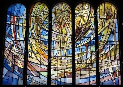 Витраж Тиффани в окне арочной формы