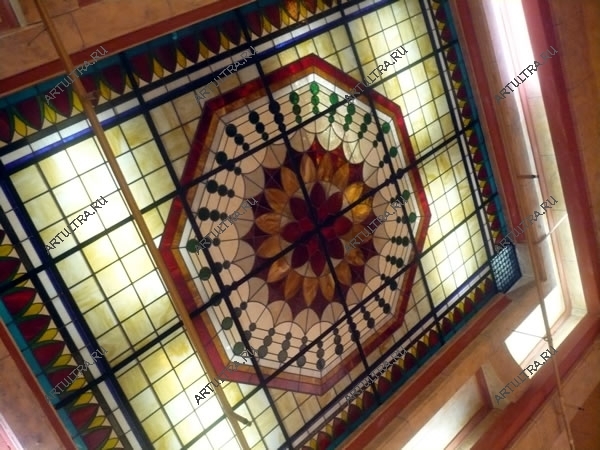 Витражный рисунок по стеклу потолка в гостинной